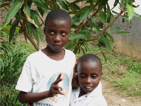 immagine - "Due fratellini ciechi; la loro famiglia abita a 900km di distanza" - Botamona 