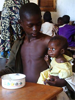 "la piccola Anto (2 ½ anni) è accompagnata dal fratello maggiore", centro nutrizionale, Kikwit