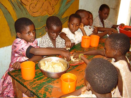 "Si mangia tutti dallo stesso piatto", centro nutrizionale, Djuma