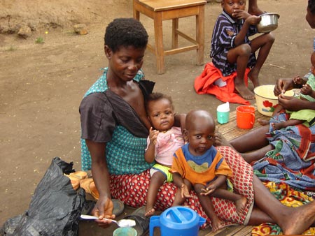 "mamma con due bimbi piccoli", centro nutrizionale, Djuma