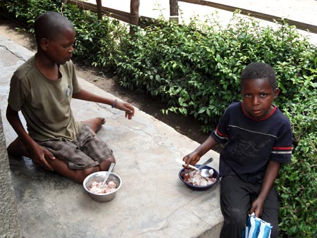 "ricevuto il pasto, i bambini si trovano un angolo per consumarlo", centro nutrizionale, Kahemba