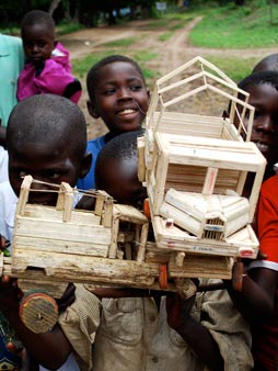 "I bambini si costruiscono i loro giocattoli con l'interno dei bambù" Djuma