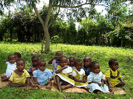 "I bimbi di 2 anni nel prato dell'orfanotrofio" Djuma