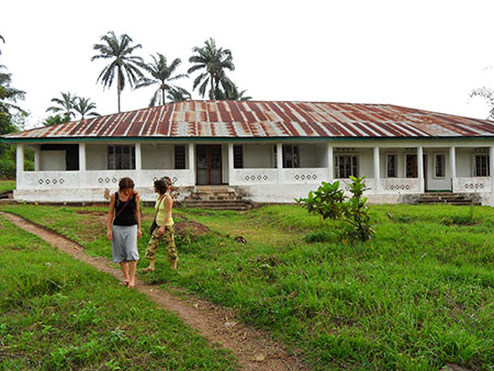 "Reparto d'ospedale: i malati sono accompagnati da un parente che li accudisce"