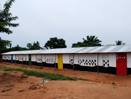"un edificio della scuola costruito grazie al sostegno dell'ass. “Margherita”", Kanzombi